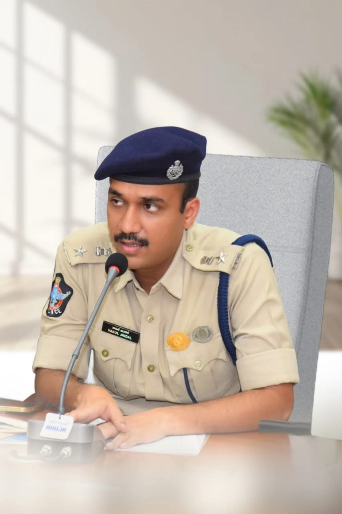 PGRS కార్యక్రమానికి వచ్చే ప్రజల ఫిర్యాదులు రాయడానికి ప్రత్యేక పోలీస్ సిబ్బంది కేటాయింపు: గుంటూరు జిల్లా ఎస్పీ శ్రీ వకుల్ జిందాల్