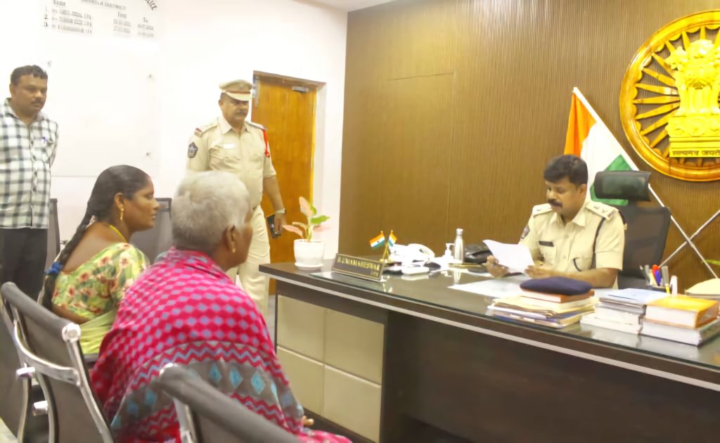 ప్రజా సమస్యల పరిష్కార వేదిక కార్యక్రమాన్ని నిర్వహించిన బాపట్ల జిల్లా ఎస్పీ ఉమామహేశ్వర్