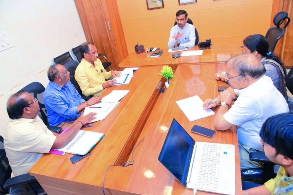 స్వదేశీ దర్శన్-2.0 కింద సూర్యలంక బీచ్ అభివృద్ధి పనులు 16వ తేదీ నుంచి ప్రారంభించాలని జిల్లా కలెక్టర్ డాక్టర్ వి వినోద్ కుమార్ ఆదేశించారు