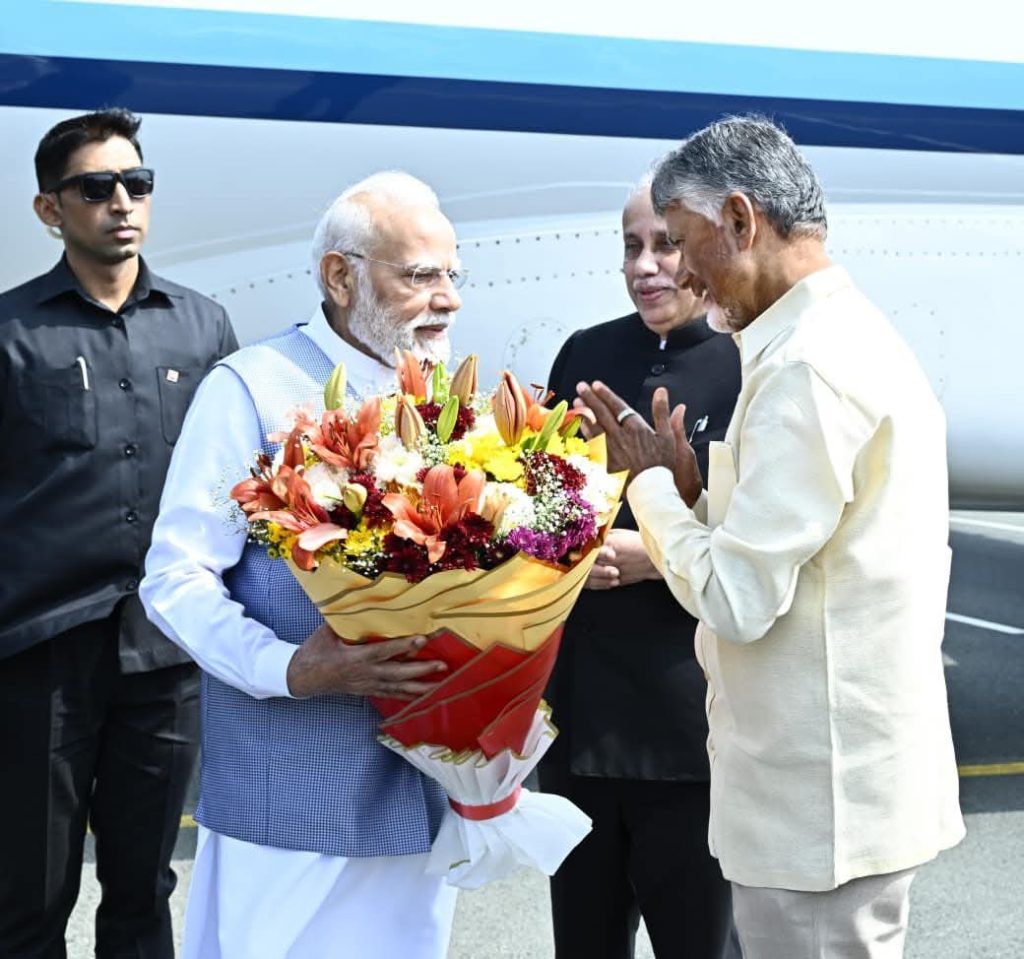 ఢిల్లీ నుంచి కర్నూలు విమానాశ్రయానికి చేరుకున్న ప్రధాని మోదీ