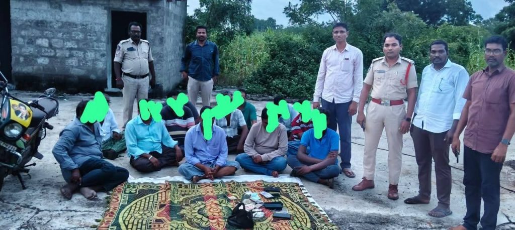 పెదకాకాని పోలీస్ స్టేషన్ పరిధిలో పేకాట ఆడుతున్న వారిపై టాస్క్ ఫోర్స్ టీం ఆకస్మిక దాడి
