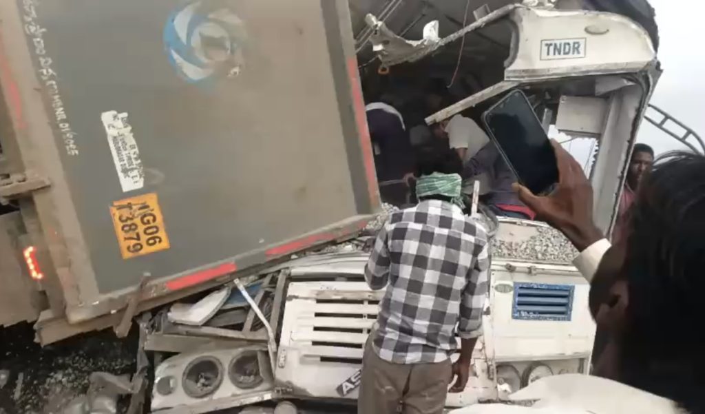 ఆర్టీసీ బస్సు – లారీ ఢీ, 20 మంది మృతి