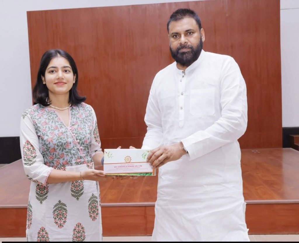 దేశవ్యాప్తంగా ఆధ్యాత్మిక యాత్ర చేస్తున్న స్వాతిరోజాకు పవన్ కళ్యాణ్ అభినందనలు