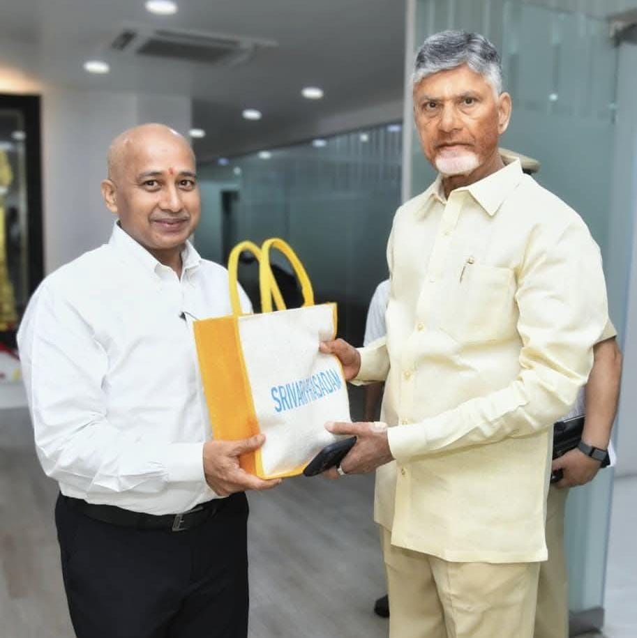 సీఎం చంద్రబాబును మర్యాద పూర్వకంగా కలిసిన టీటీడీ ఈవో ముద్దాడ