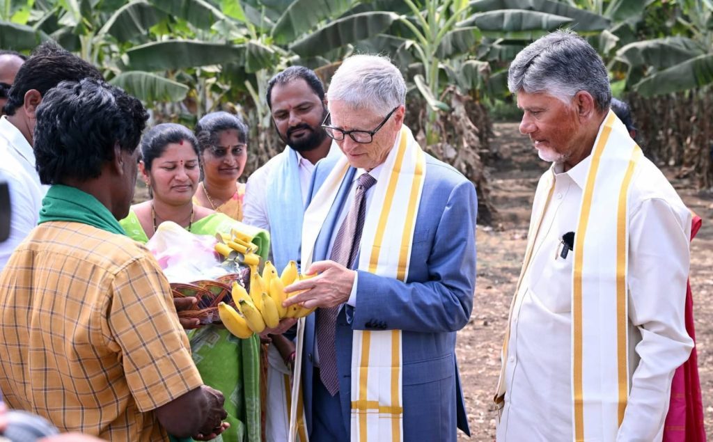 వ్యవసాయ క్షేత్రాన్ని సందర్శించిన చంద్రబాబు, బిల్ గేట్స్