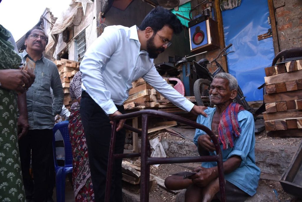 గుంటూరులో పించన్లు పంపిణీ చేసిన కలెక్టర్