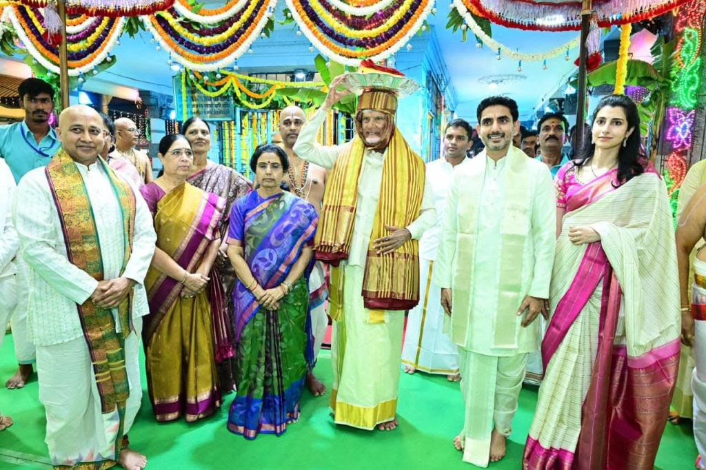 శ్రీవారికి పట్టువస్త్రాలు సమర్పించిన సీఎం చంద్రబాబు